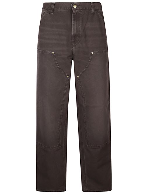 Pantalone marrone di CARHARTT WIP caratterizzato da vita media con passanti per cintura, tasche frontali con dettagli in metallo e cuciture rinforzate sulle ginocchia. CARHARTT WIP | I034796474O
